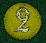Kompanimärke m/37 i tyg 28 mm, för Menig t.o.m Furir alla fält-/permissionsmössor och skärmmössa m/23 1937-1940 med siffror 18 mm eller bokstäver 15 mm i vit/silverfärg togs fram till uniform m/23-37 men kom av kostnadskäl att användas till uniform m/39, gult för Infanteriet