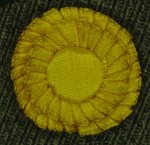 Kokard m/1865 i gult siden 19 mm till fältmössa m/39 och pälsmössa m/09