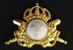 Mössmärke med rödfodrad krona m/60 guld för skärmmössa m/60, m/68, m/87A Underofficer/Plutonsbefäl övriga regementen