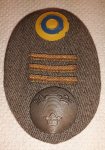 Mössmärke m/46, mössoval i tyg 50x75 mm med nationalitetsmärke m/41, gradbeteckning 1-4 liggande stolpar i galon samt knapp stor m/39 allt i bronsfärg till uniform m/39 fält- och permissionsmössa och vintermössa m/43 från 1952 och framåt alla underbefäl