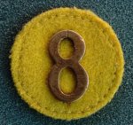 Kompanimärke m/39 i tyg för Menig t.o.m Furir med siffror 18 mm i brons alla fält-/permissionsmössor och skärmmössa m/23 1939-1940 för uniform m/39