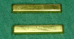 Stolpe m/39-60 guld, gradbeteckning för Underbefäl/Gruppbefäl övriga regementen. Från 2009 Menig 1-4 stolpe per anställningsår 24x4,5 mm