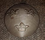 Knapp stor m/39 22 mm i brons med vikben för skärmmössa m/39 underbefäl Furir, Överfurir 1942- och Rustmästare 1957- Fält-och permissionsmöss m/39 på mössmärke m/40-46 från 1952- alla Underbefäl