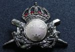 Mössmärke med rödfodrad krona m/60 silver för skärmmössa m/60, m/68, m/87A Underofficer/Plutonsbefäl I1, I4, P1 och Trängtrupperna (med halmkrans K1)