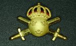 Mössmärke med rödfodrad krona m/60 guld för skärmmössa m/60, m/68, m87A Underbefäl/Gruppbefäl Furir, Överfurir och Rustmästare övriga regementen