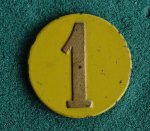 Kompanimärke m/51 för alla infanteriregementen i metall 19 mm Gul botten med guldfärgade siffror