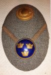 Mössmärke m/39 (m/14-39) grå mössoval i plåt 55x80 mm Typ 2 (1941) med kokard m/39 i gulmetall 21 mm, gradbeteckning i bronsgalon, fastsydd i vinklar samt knapp m/1865 22 mm till pälsmössa m/04 och m/09