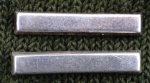 Stolpe m/39-60 silver, gradbeteckning för Underbefäl/Gruppbefäl  I1, I4, K1, P1 och Trängtrupperna  Från 2009  Menig  1-4 stolpe ett per anställningsår  24x4,5 mm