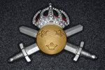 Mössmärke med rödfodrad krona m/60 men det här är en besparingsvariant, svärden och kronan är silvermålade på guldbotten