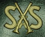 Utbildningstecken InfSS för axelklaff Infanteriets stridsskola i Kvarn norr om Borensberg underställt Kungliga Livgrenadjärregementet I4 / Livgrenadjärregementet I4 1963-1994, sedan 1995-1998 Stridsskola Mitt, från 1999- Markstridsskolan underställt P4)