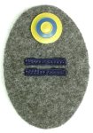 Mössmärke m/41 grå mössoval i tyg 50x75 mm med nationalitetsmärke m/41 Hemvärnsgruppchef stolparna tillkom 1953 som m/53
